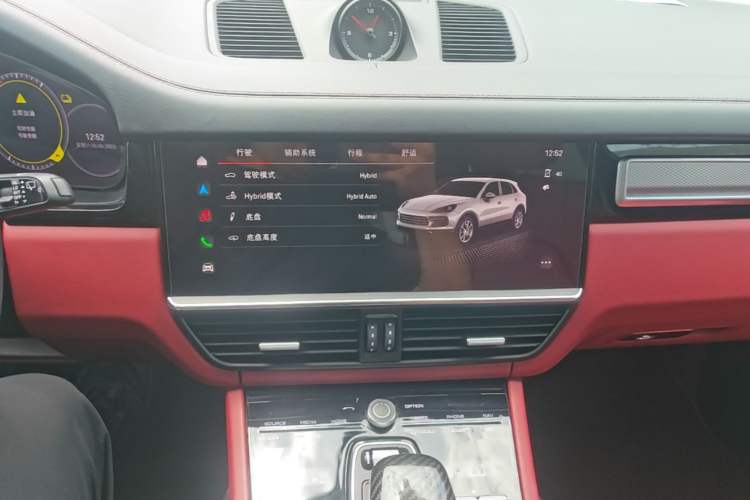 Used Porsche Cayenne E-Hybrid 2023 Cayenne E-Hybrid 2.0T Platinum Edition Audio And AC Panel