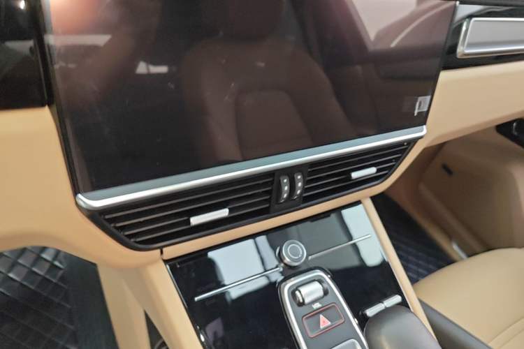 Used Porsche Cayenne E-Hybrid 2023 Cayenne E-Hybrid 2.0T Platinum Edition Audio And AC Panel