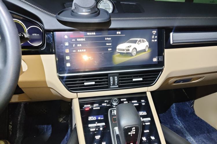 Used Porsche Cayenne E-Hybrid 2023 Cayenne E-Hybrid 2.0T Platinum Edition Audio And AC Panel