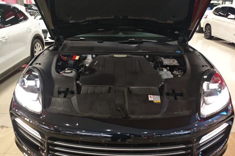 Used Porsche Cayenne E-Hybrid 2023 Cayenne E-Hybrid 2.0T Engine Bay