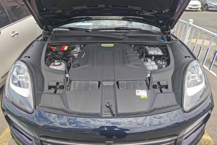 Used Porsche Cayenne E-Hybrid 2023 Cayenne E-Hybrid 2.0T Platinum Edition Engine Bay