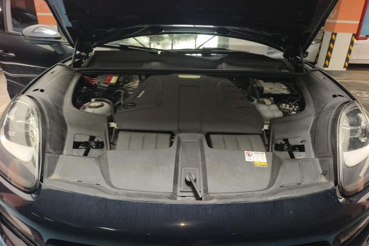Used Porsche Cayenne E-Hybrid 2023 Cayenne E-Hybrid 2.0T Engine Bay