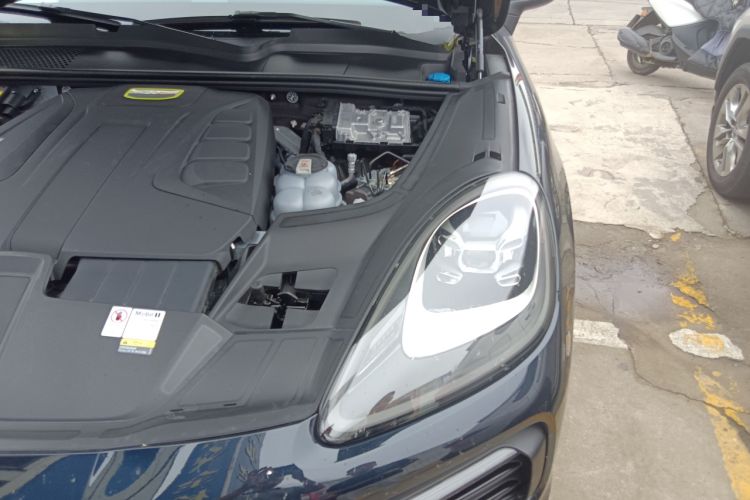 Used Porsche Cayenne E-Hybrid 2023 Cayenne E-Hybrid 2.0T Engine Bay Left