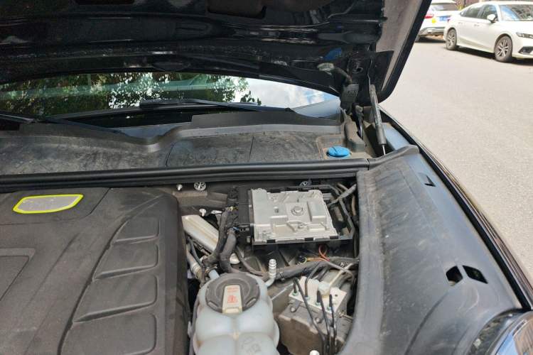 Used Porsche Cayenne E-Hybrid 2023 Cayenne E-Hybrid 2.0T Platinum Edition Engine Bay Left