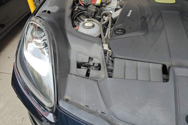 Used Porsche Cayenne E-Hybrid 2023 Cayenne E-Hybrid 2.0T Platinum Edition Engine Bay Right