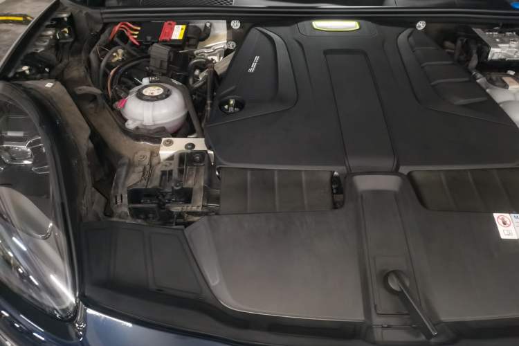 Used Porsche Cayenne E-Hybrid 2023 Cayenne E-Hybrid 2.0T Platinum Edition Engine Bay Right