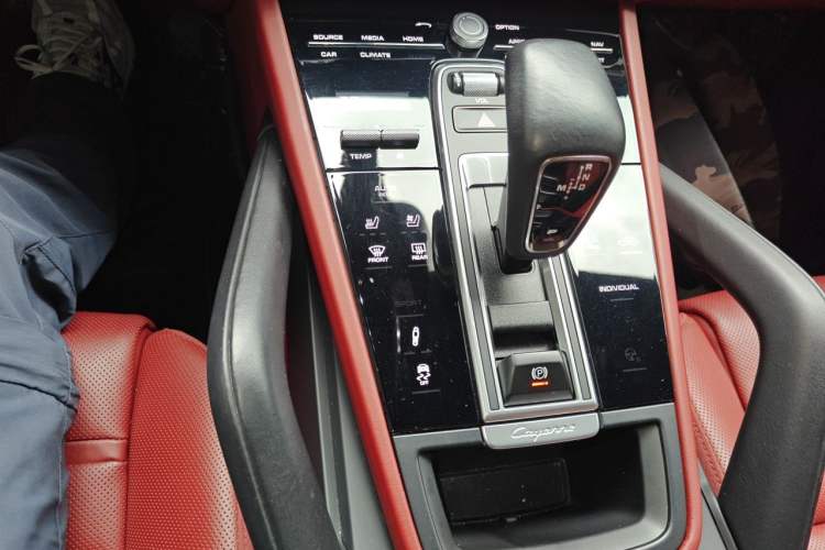 Used Porsche Cayenne E-Hybrid 2023 Cayenne E-Hybrid 2.0T Platinum Edition Gear Lever