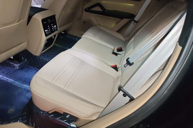 Used Porsche Cayenne E-Hybrid 2023 Cayenne E-Hybrid 2.0T Platinum Edition Interior 4