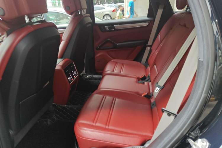 Used Porsche Cayenne E-Hybrid 2023 Cayenne E-Hybrid 2.0T Platinum Edition Left Rear Seat
