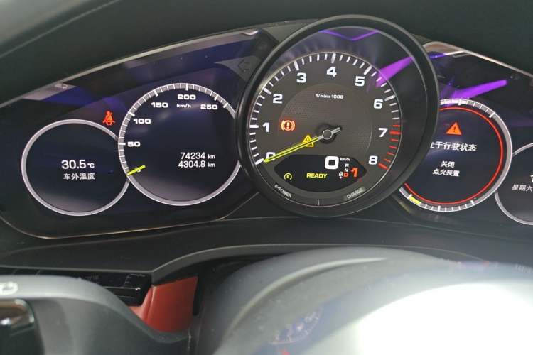 Used Porsche Cayenne E-Hybrid 2023 Cayenne E-Hybrid 2.0T Platinum Edition Odometer Close Up