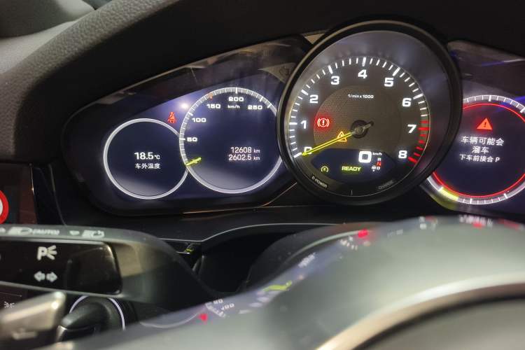 Used Porsche Cayenne E-Hybrid 2023 Cayenne E-Hybrid 2.0T Odometer Close Up