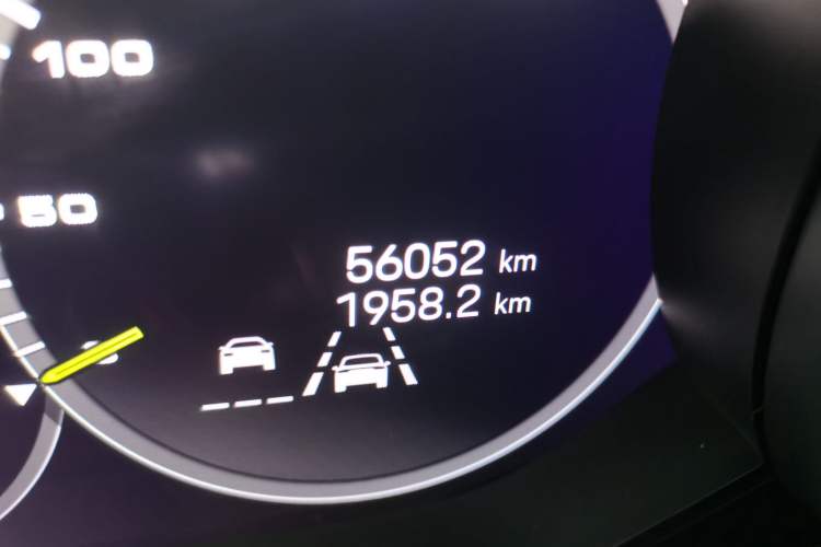 Used Porsche Cayenne E-Hybrid 2023 Cayenne E-Hybrid 2.0T Platinum Edition Odometer Close Up