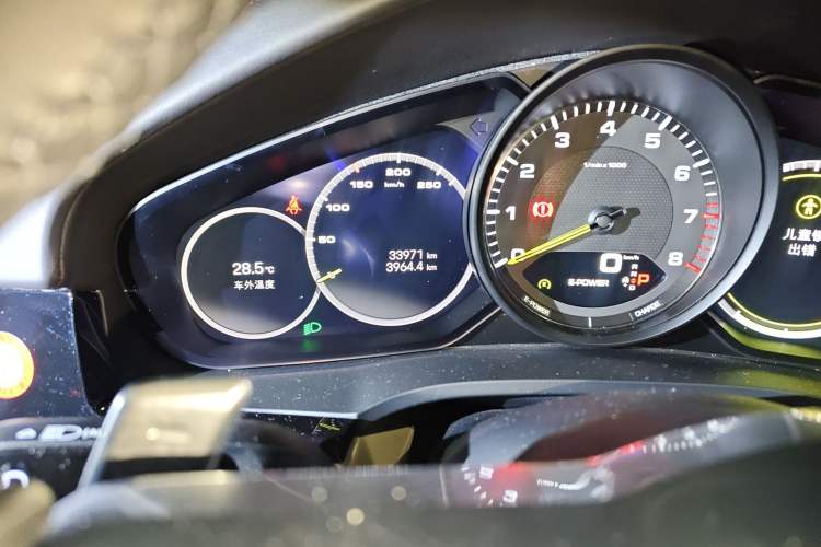 Used Porsche Cayenne E-Hybrid 2023 Cayenne E-Hybrid 2.0T Platinum Edition Odometer Close Up