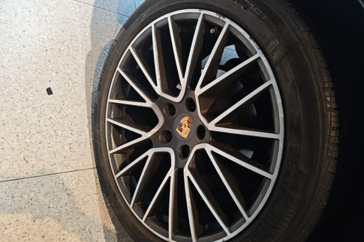 Used Porsche Cayenne E-Hybrid 2023 Cayenne E-Hybrid 2.0T Platinum Edition Right Rear Wheel Hub