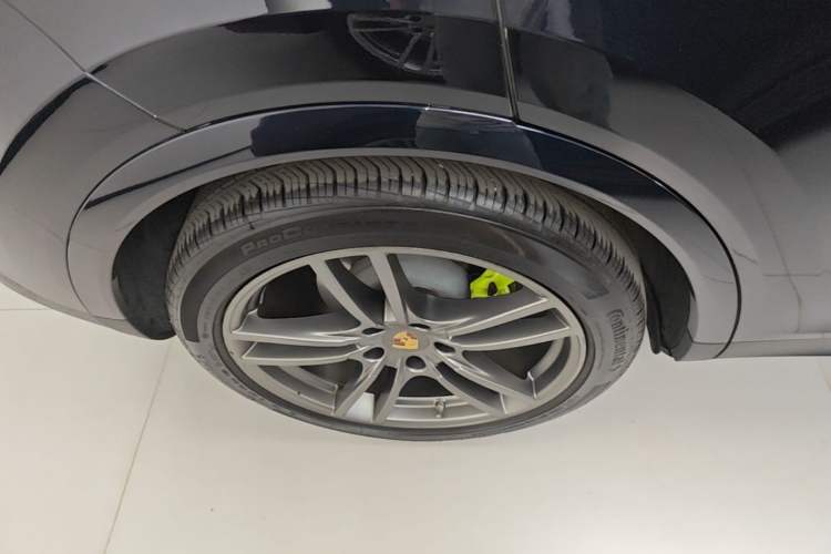 Used Porsche Cayenne E-Hybrid 2023 Cayenne E-Hybrid 2.0T Platinum Edition Right Rear Wheel Hub
