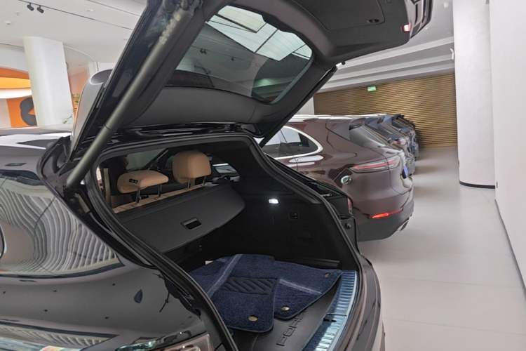 Used Porsche Cayenne E-Hybrid 2023 Cayenne E-Hybrid 2.0T Platinum Edition Trunk