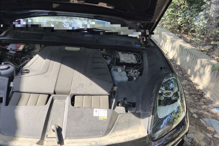 Used Porsche Cayenne E-Hybrid 2023 Cayenne E-Hybrid 2.0T Platinum Edition Engine Bay Left