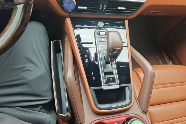 Used Porsche Cayenne E-Hybrid 2023 Cayenne E-Hybrid 2.0T Platinum Edition Gear Lever