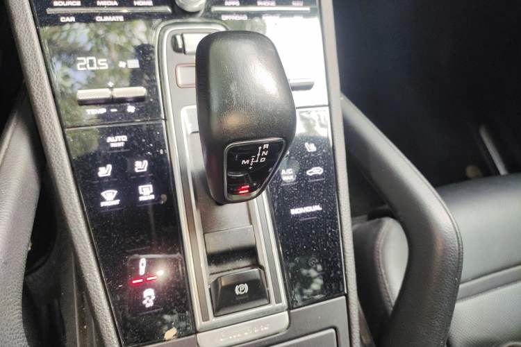 Used Porsche Cayenne E-Hybrid 2023 Cayenne E-Hybrid 2.0T Platinum Edition Gear Lever
