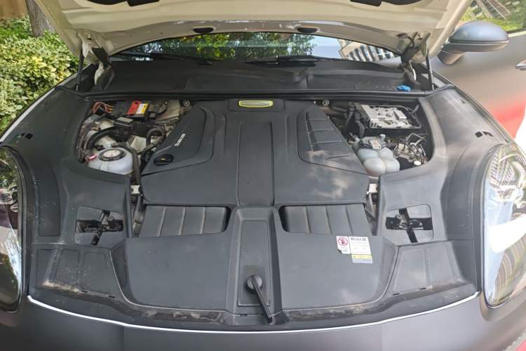 Used Porsche Cayenne E-Hybrid 2023 Cayenne E-Hybrid 2.0T Engine Bay