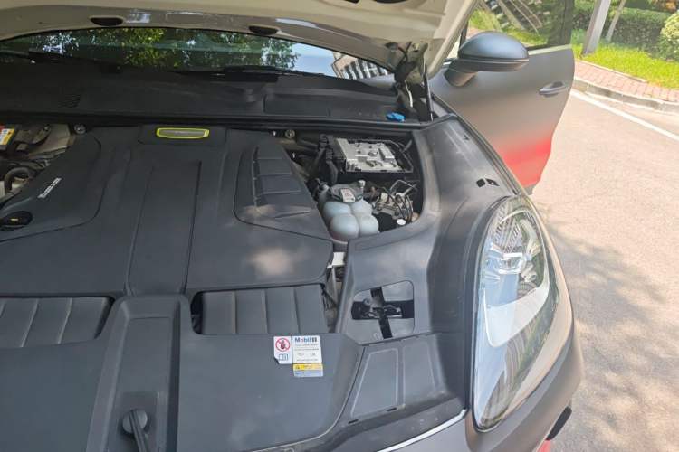 Used Porsche Cayenne E-Hybrid 2023 Cayenne E-Hybrid 2.0T Engine Bay Left