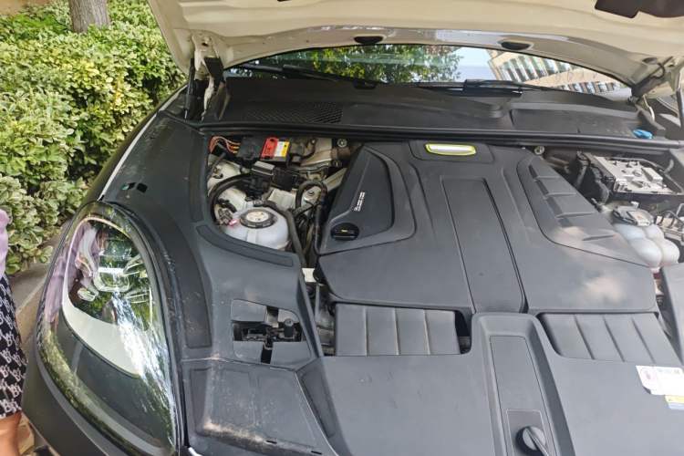 Used Porsche Cayenne E-Hybrid 2023 Cayenne E-Hybrid 2.0T Engine Bay Right