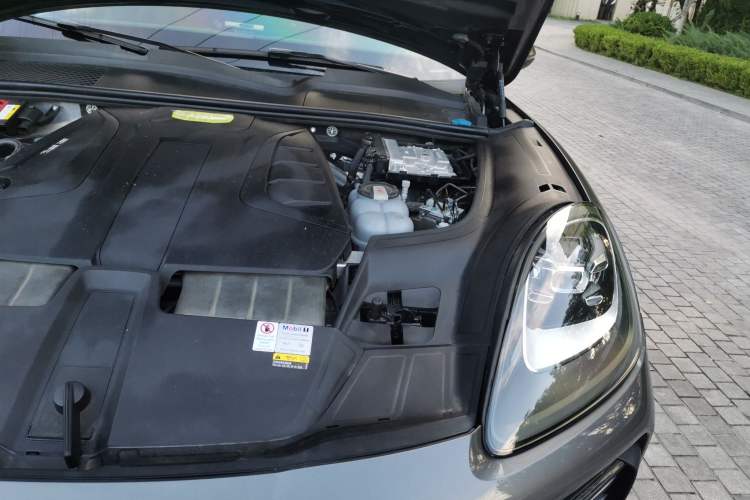 Used Porsche Cayenne E-Hybrid 2023 Cayenne E-Hybrid 2.0T Engine Bay Left