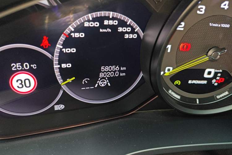 Used Porsche Cayenne E-Hybrid 2023 Cayenne E-Hybrid 2.0T Platinum Edition Odometer Close Up
