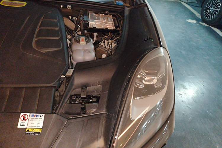 Used Porsche Cayenne E-Hybrid 2023 Cayenne E-Hybrid 2.0T Platinum Edition Engine Bay Left
