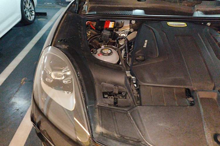 Used Porsche Cayenne E-Hybrid 2023 Cayenne E-Hybrid 2.0T Platinum Edition Engine Bay Right