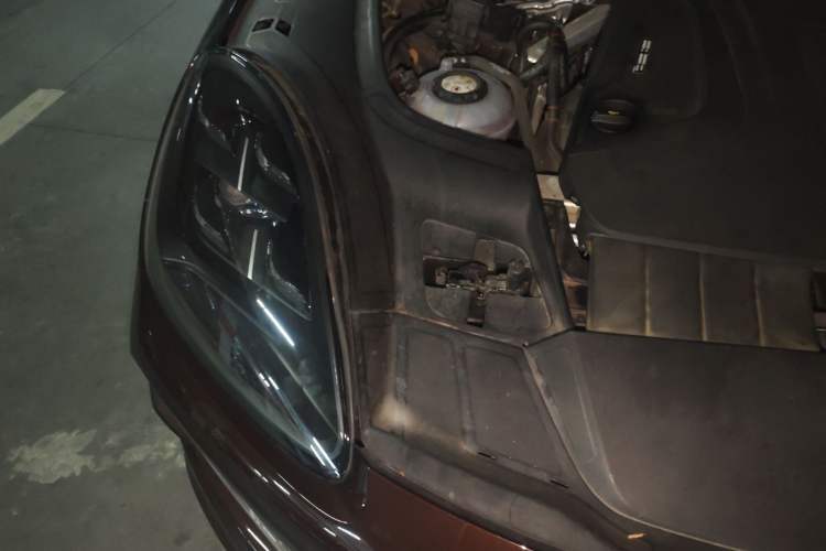 Used Porsche Cayenne E-Hybrid 2023 Cayenne E-Hybrid 2.0T Platinum Edition Engine Bay Right