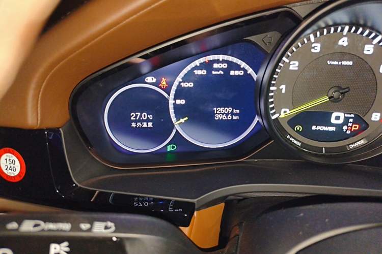 Used Porsche Cayenne E-Hybrid 2023 Cayenne E-Hybrid 2.0T Platinum Edition Odometer Close Up