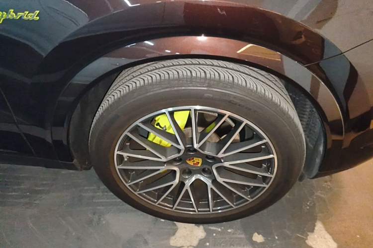 Used Porsche Cayenne E-Hybrid 2023 Cayenne E-Hybrid 2.0T Platinum Edition Right Front Wheel Hub