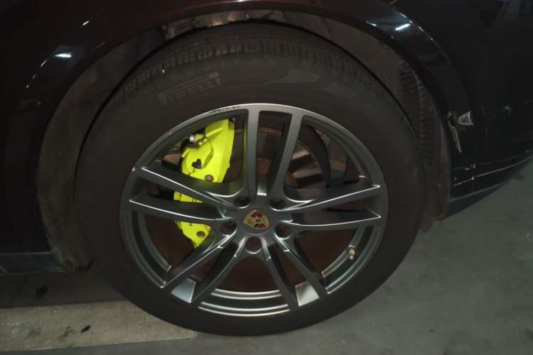 Used Porsche Cayenne E-Hybrid 2023 Cayenne E-Hybrid 2.0T Platinum Edition Right Front Wheel Hub