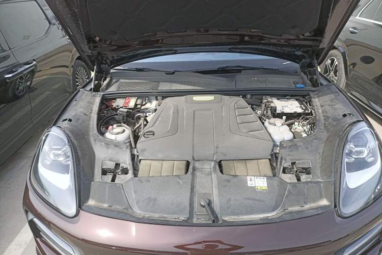 Used Porsche Cayenne E-Hybrid 2023 Cayenne E-Hybrid 2.0T Platinum Edition Engine Bay