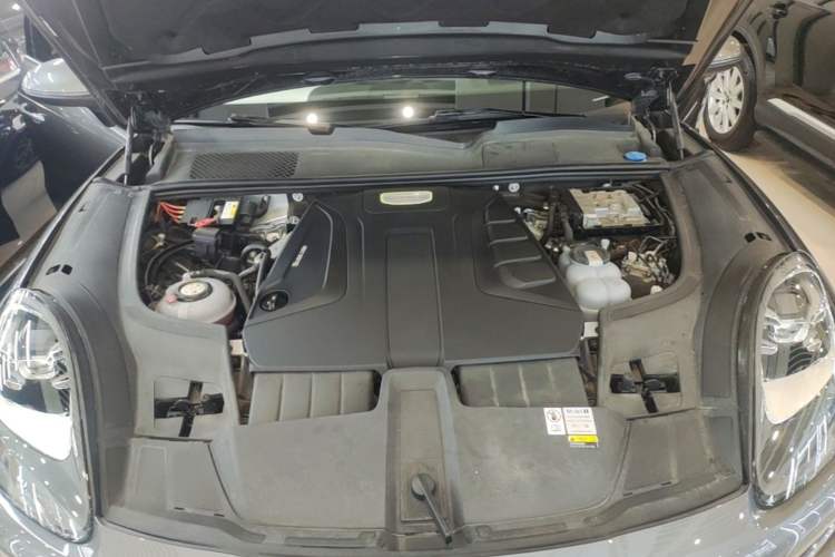 Used Porsche Cayenne E-Hybrid 2023 Cayenne E-Hybrid 2.0T Engine Bay