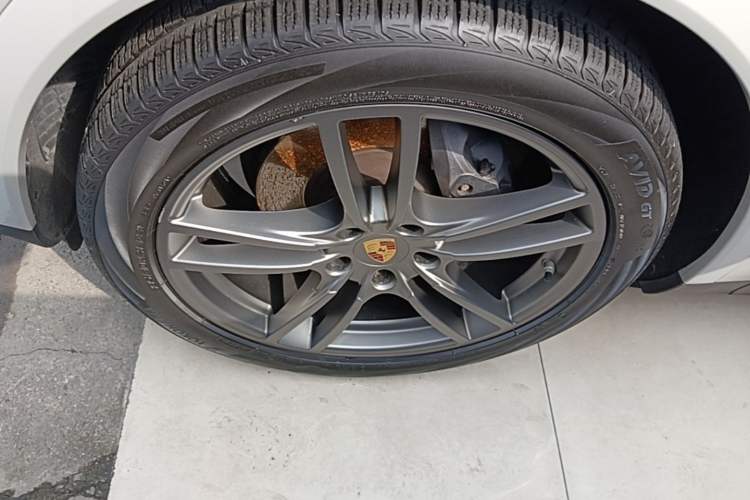 Used Porsche Cayenne E-Hybrid 2023 Cayenne E-Hybrid 2.0T Platinum Edition Left Front Wheel Hub
