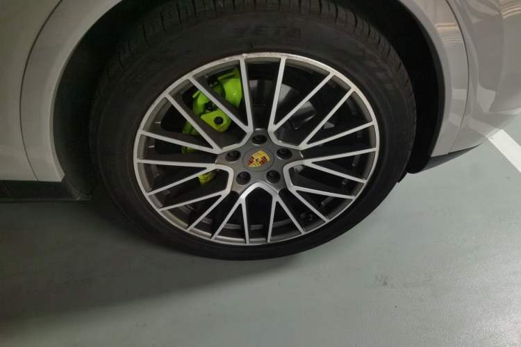 Used Porsche Cayenne E-Hybrid 2023 Cayenne E-Hybrid 2.0T Platinum Edition Right Front Wheel Hub