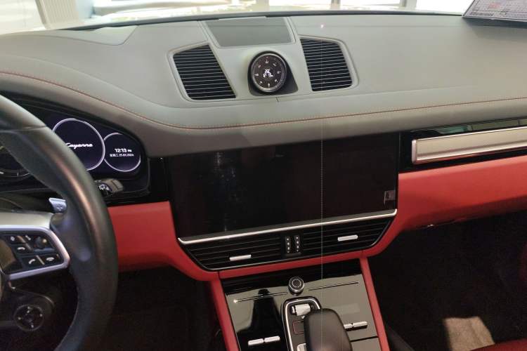 Used Porsche Cayenne E-Hybrid 2023 Cayenne E-Hybrid 2.0T Platinum Edition Audio And AC Panel