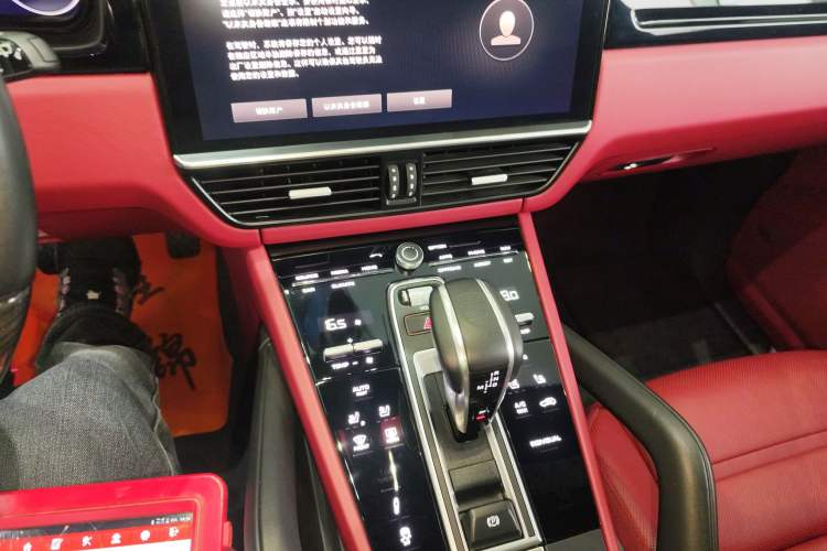 Used Porsche Cayenne E-Hybrid 2023 Cayenne E-Hybrid 2.0T Platinum Edition Audio And AC Panel
