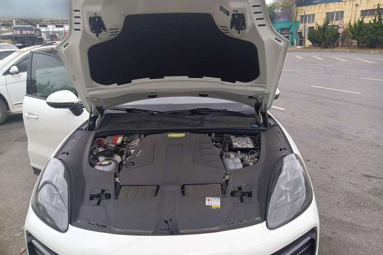 Used Porsche Cayenne E-Hybrid 2023 Cayenne E-Hybrid 2.0T Platinum Edition Engine Bay