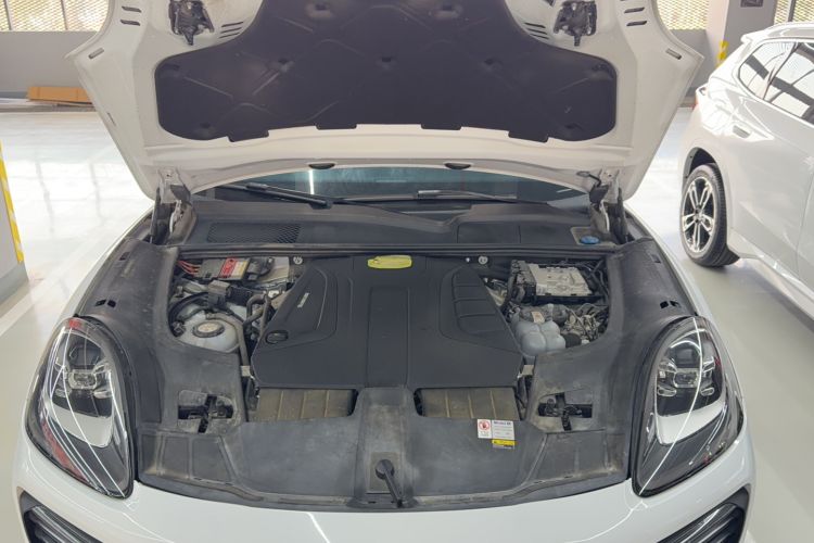 Used Porsche Cayenne E-Hybrid 2023 Cayenne E-Hybrid 2.0T Engine Bay
