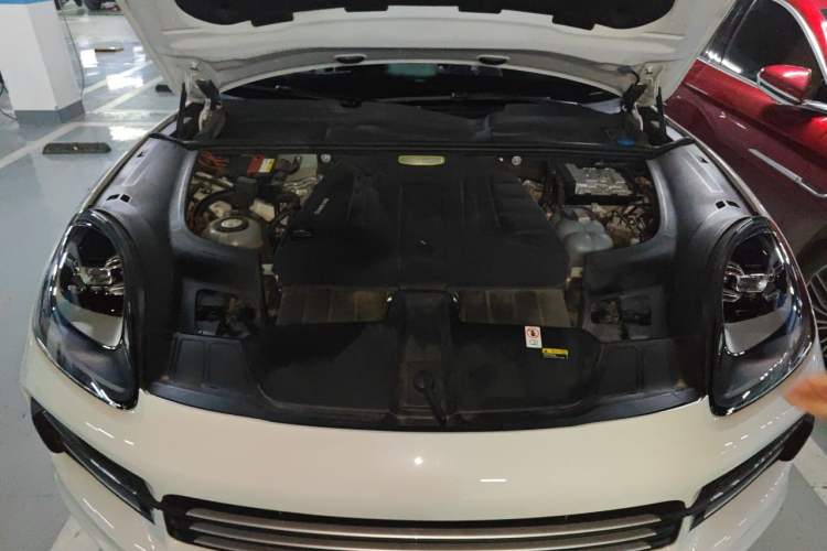 Used Porsche Cayenne E-Hybrid 2023 Cayenne E-Hybrid 2.0T Engine Bay