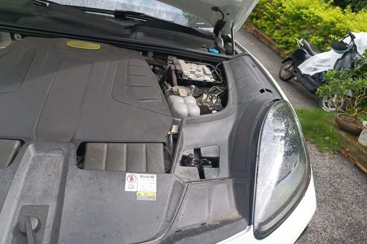 Used Porsche Cayenne E-Hybrid 2023 Cayenne E-Hybrid 2.0T Platinum Edition Engine Bay Left