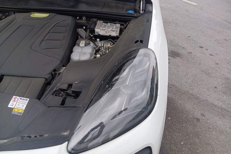 Used Porsche Cayenne E-Hybrid 2023 Cayenne E-Hybrid 2.0T Platinum Edition Engine Bay Left