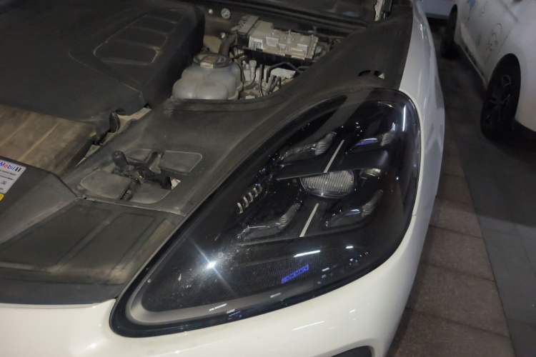 Used Porsche Cayenne E-Hybrid 2023 Cayenne E-Hybrid 2.0T Platinum Edition Engine Bay Left