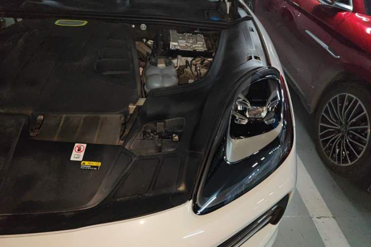 Used Porsche Cayenne E-Hybrid 2023 Cayenne E-Hybrid 2.0T Engine Bay Left