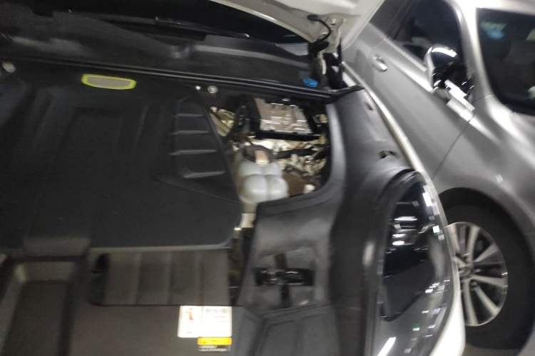 Used Porsche Cayenne E-Hybrid 2023 Cayenne E-Hybrid 2.0T Platinum Edition Engine Bay Left