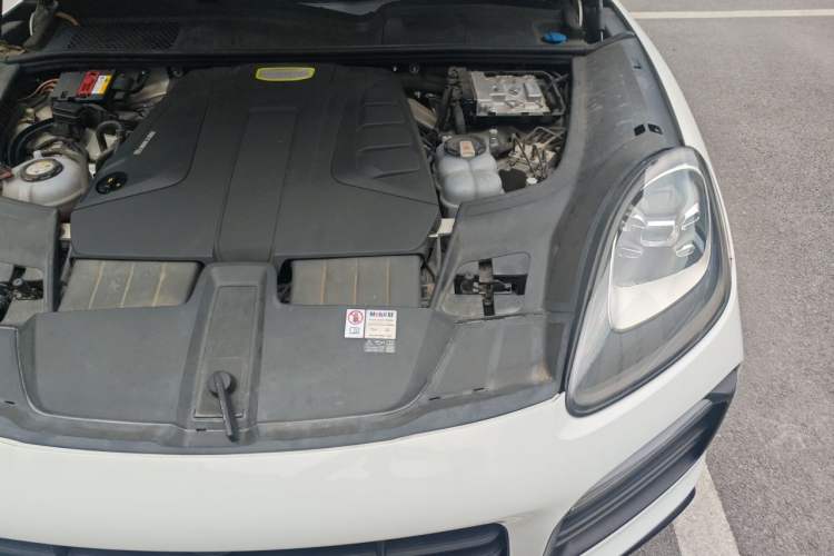Used Porsche Cayenne E-Hybrid 2023 Cayenne E-Hybrid 2.0T Platinum Edition Engine Bay Left