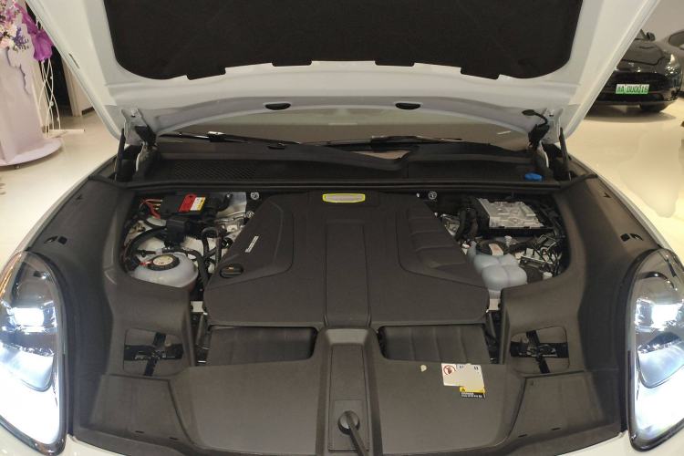 Used Porsche Cayenne E-Hybrid 2023 Cayenne E-Hybrid 2.0T Platinum Edition Engine Bay